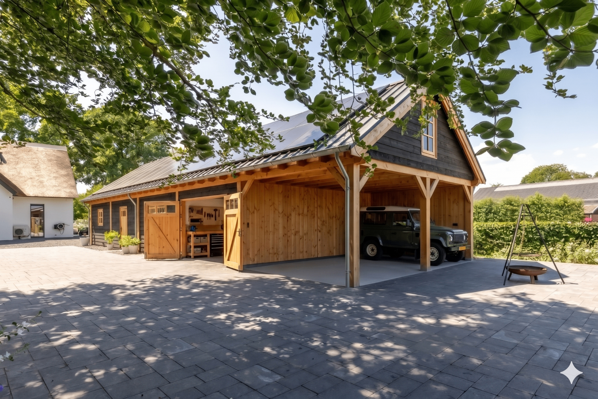 Houten schuur met overkapping, werkplaats en stalling voor Land Rover